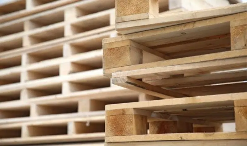 Helle Einwegpaletten aus Holz, übersichtlich gestapelt für den Exportversand.