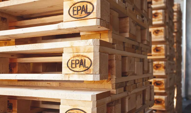 Stapel von neuen EPAL-Europaletten