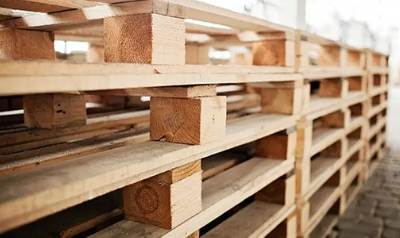 Maßgefertigte Holzpalette in Sondergröße für spezielle industrielle Anforderungen.