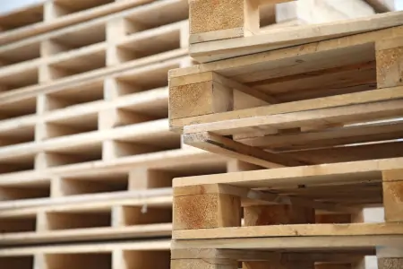 Helle Einwegpaletten aus Holz, übersichtlich gestapelt für den Exportversand.