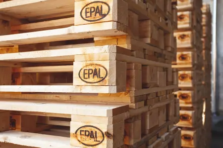 Stapel von neuen EPAL-Europaletten