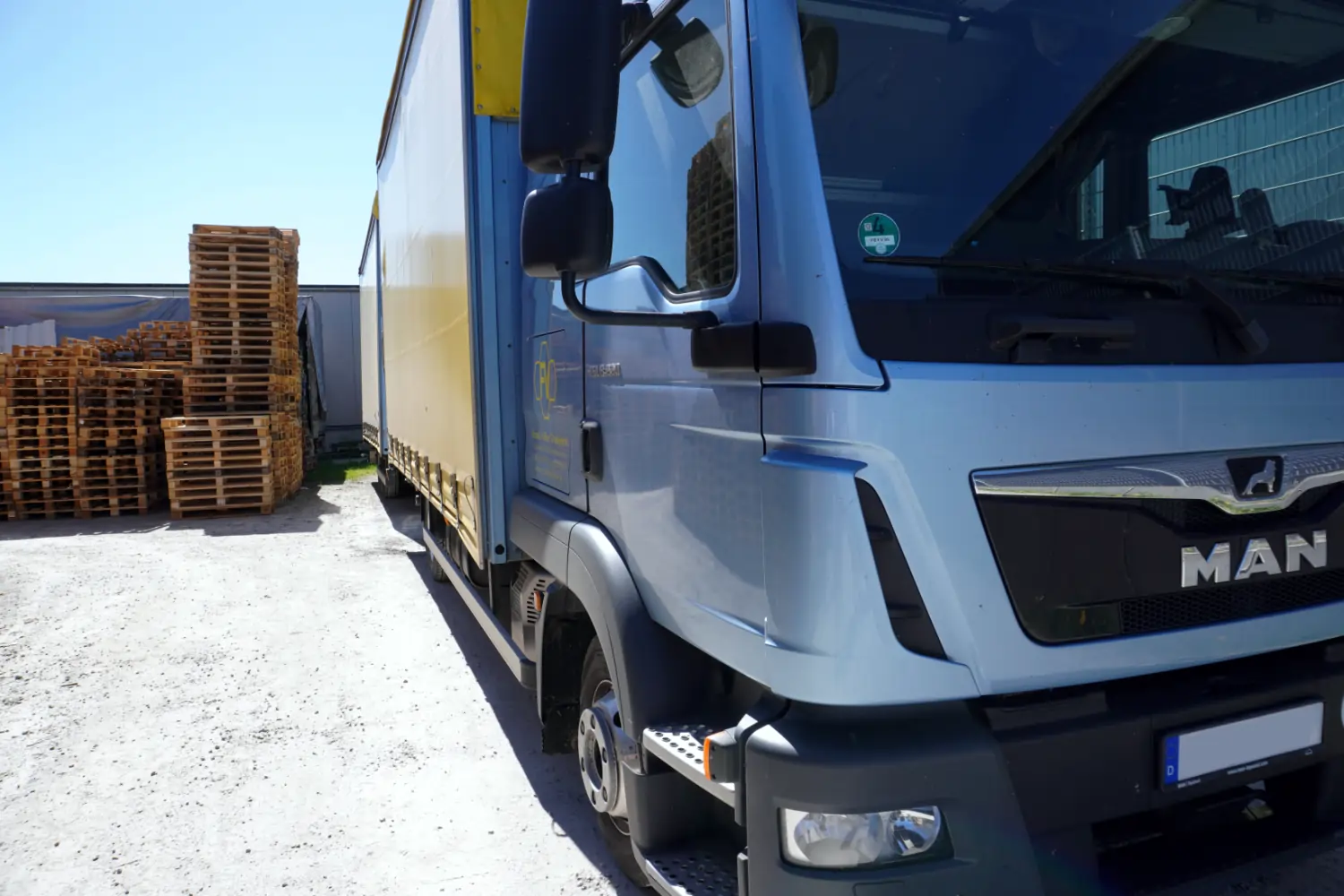 Firmeneigener MAN-LKW von Völker Paletten am Standort Lichtenau-Atteln – Abholservice für defekte Paletten im Raum Paderborn bis Kassel