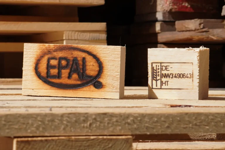Klötze aus eigener Fertigung mit Branding der Stempel für IPPC und EPAL von Völker Paletten.