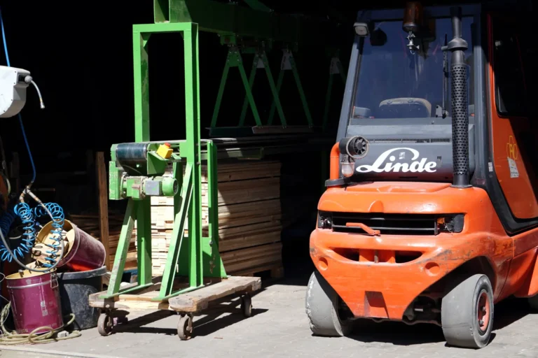 Gabelstapler und Pressmaschine in der Palettenproduktion am Standort Lichtenau-Atteln