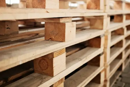 Maßgefertigte Holzpalette in Sondergröße für spezielle industrielle Anforderungen.